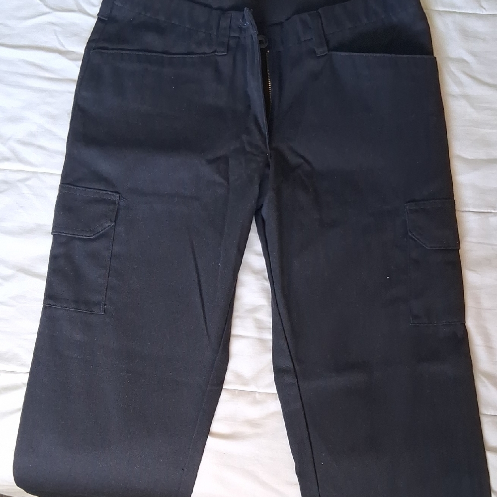 Women’s Straight Leg Cargo Pants in Black